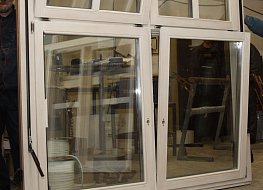 Окно с ручным приводом и жесткой тягой для закрытия и открытия фрамуги.